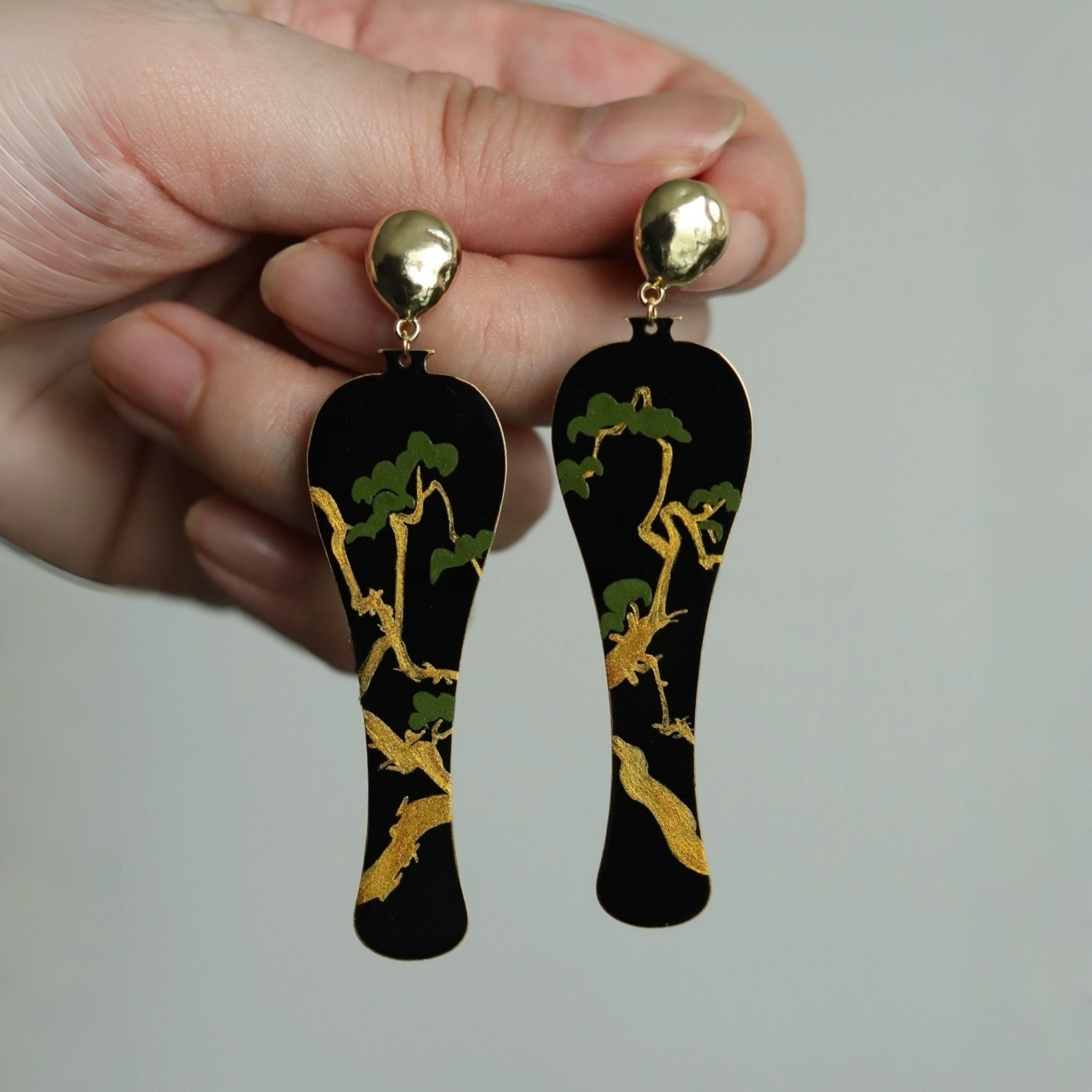 LacLume Hand-Painted Vase Old Tree Earrings with Lacquer Craftsmanship