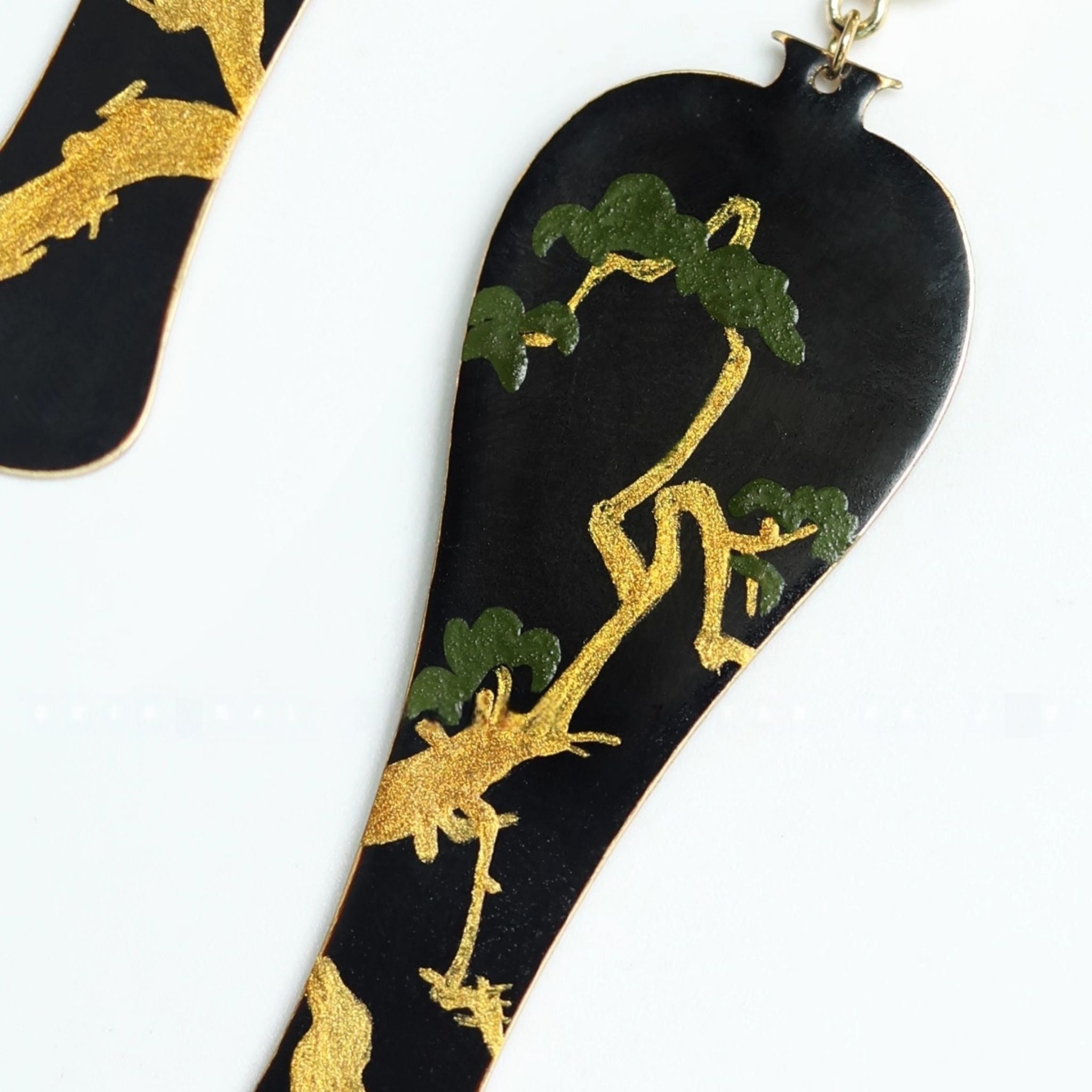 LacLume Hand-Painted Vase Old Tree Earrings with Lacquer Craftsmanship