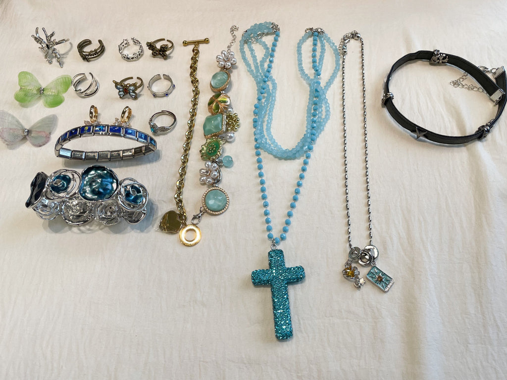 Tiefseeblauer Schmuck-Wunder-Glas – Premium-Auswahl an Ringen, Halsketten & Ohrringen (10–12 Stück)