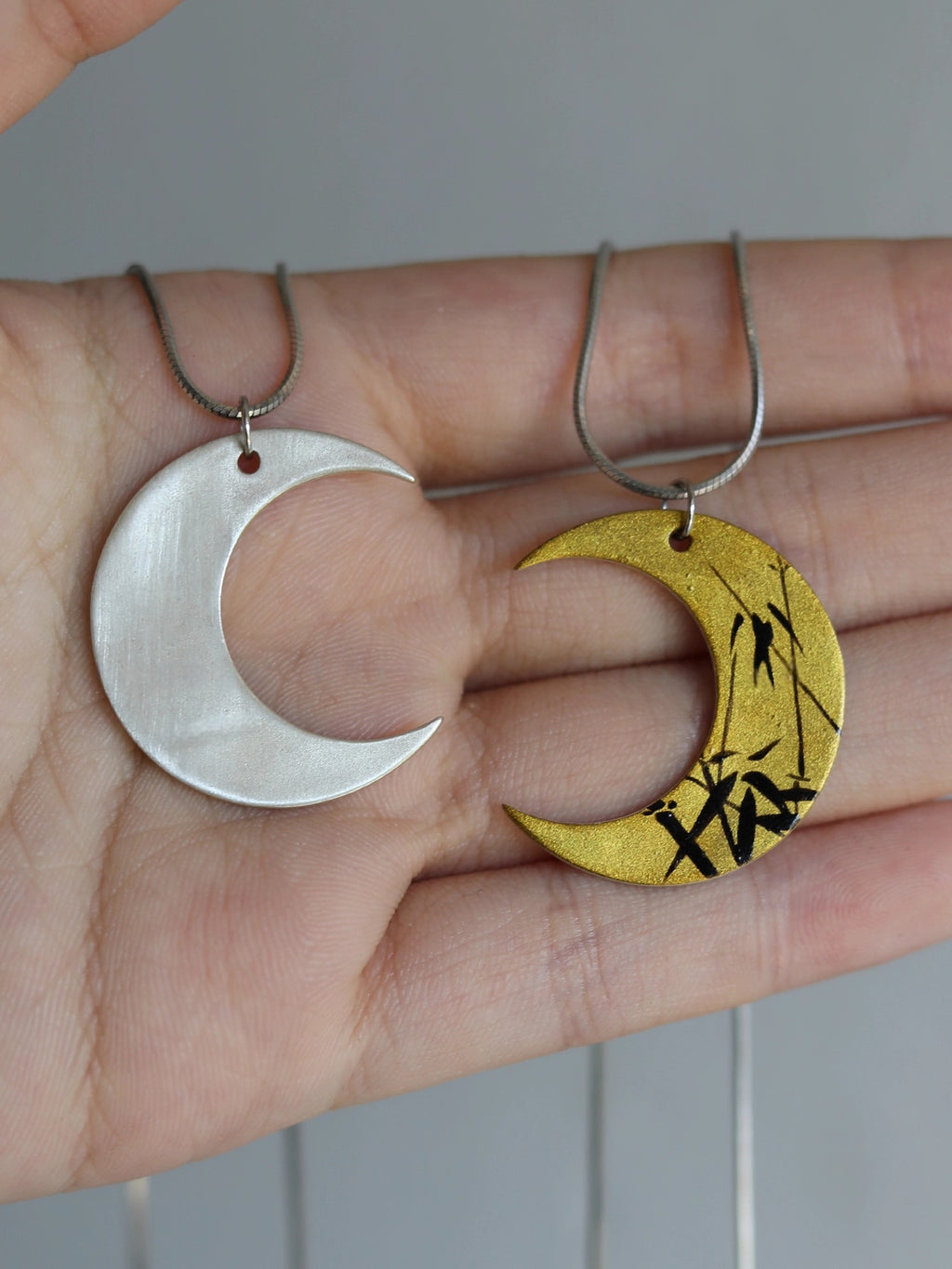 “Moon Shadow" Lacquer Handpainted Bamboo Pattern New Style Crescent Necklace - Silver Lacquerware