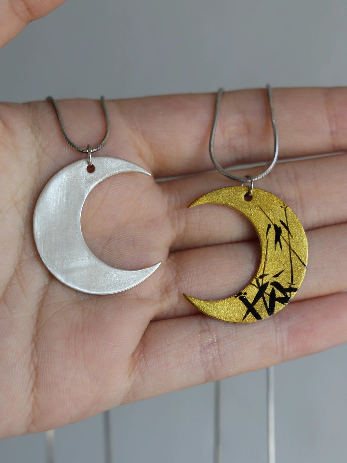 “Moon Shadow" Lacquer Handpainted Bamboo Pattern New Style Crescent Necklace - Silver Lacquerware